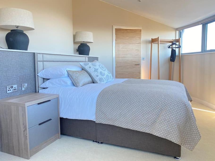 Luxury Converted Water Tower In Flockton Villa Emley Exterior foto